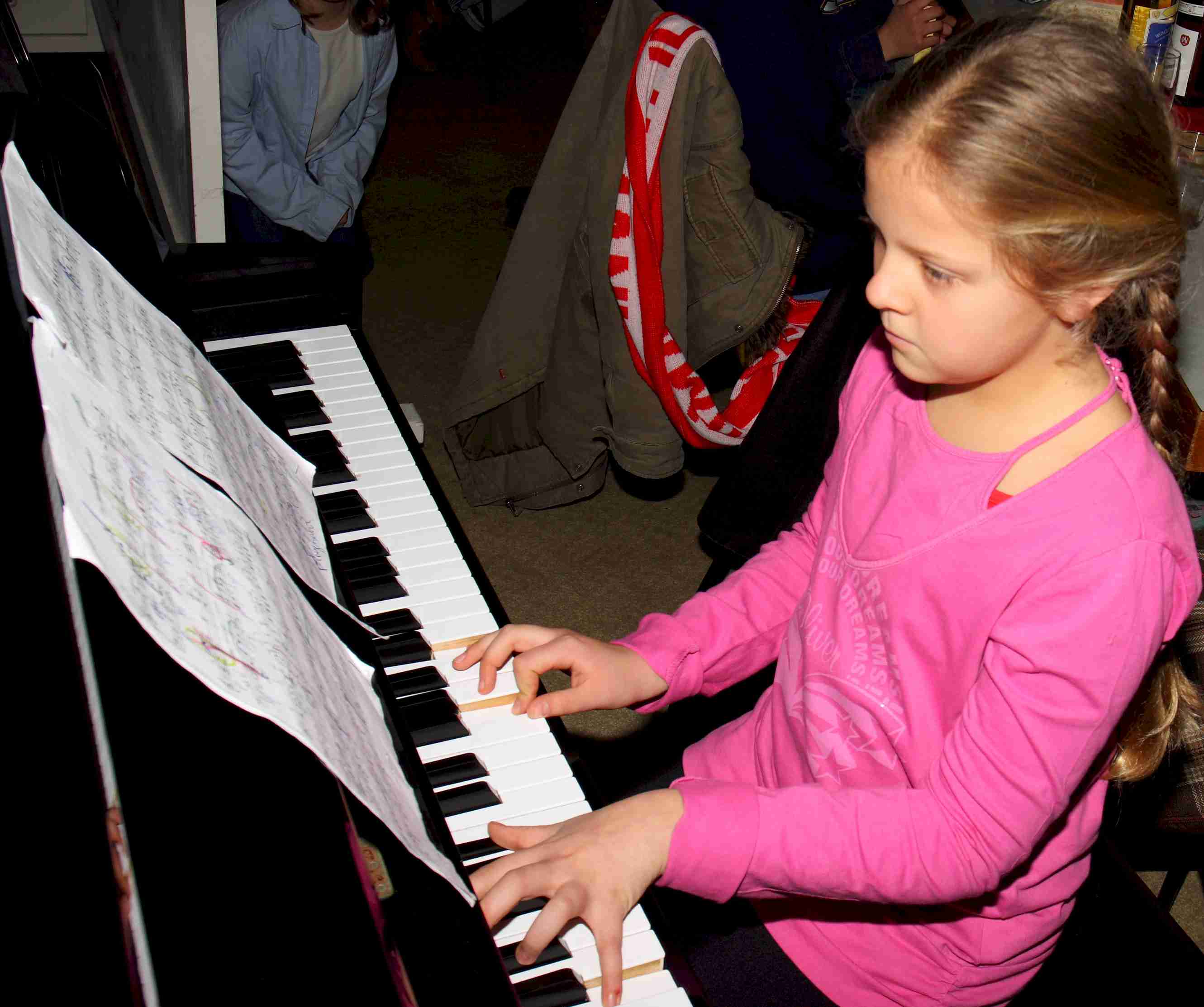 2008_Katharina_Klavier.jpg (194526 Byte)