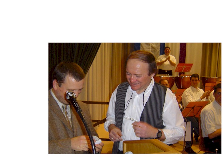 konzert2004_ehrung_heinz_2.jpg (68360 Byte)